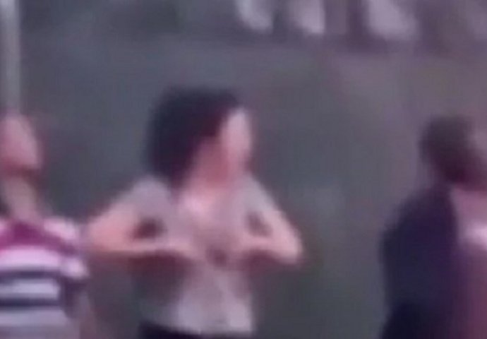 Policija uhvatila par tokom seksa na zidu, djevojka pobijesnila i nije htjela da stane (VIDEO)