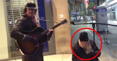 Beskućnik je uzeo mikrofon od uličnog muzičara, rezultat će vas ostaviti bez riječi (VIDEO)