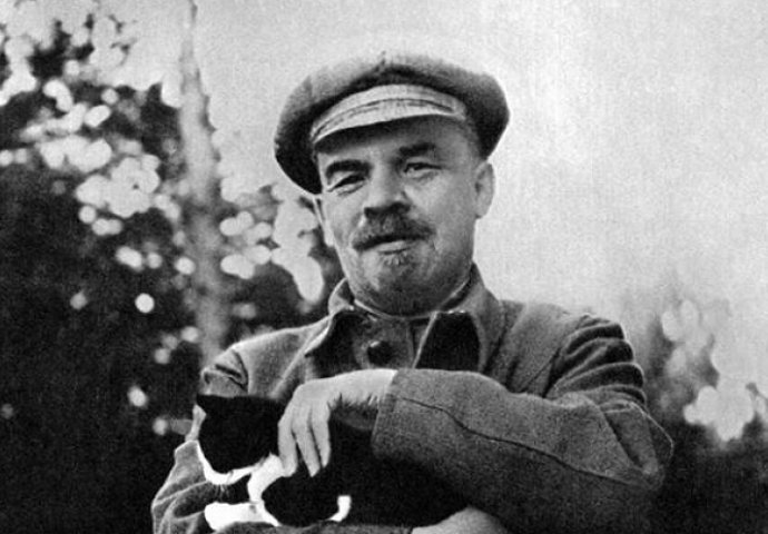 Šta je diktator bez brkova?