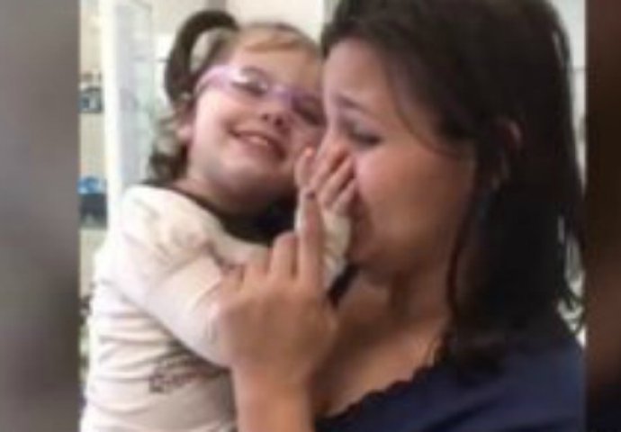 Slijepa djevojčica progledala nakon operacije! Njena reakcija nakon što je ugledala mamu će vam  rastopiti srce (VIDEO)