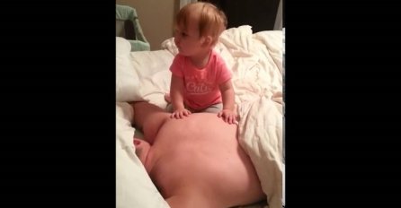 Majka je snimala tatu i kćerku na krevetu: Ali, na 0:18 minuta joj je srce na trenutak zastalo (VIDEO)