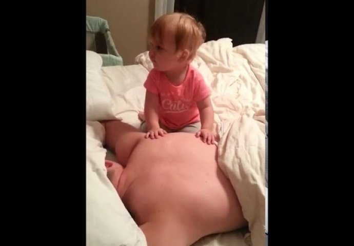 Majka je snimala tatu i kćerku na krevetu: Ali, na 0:18 minuta joj je srce na trenutak zastalo (VIDEO)