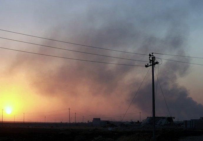 Vatra u fabrici sumpora blizu Mosula prijeti ekološkom katastrofom [VIDEO]