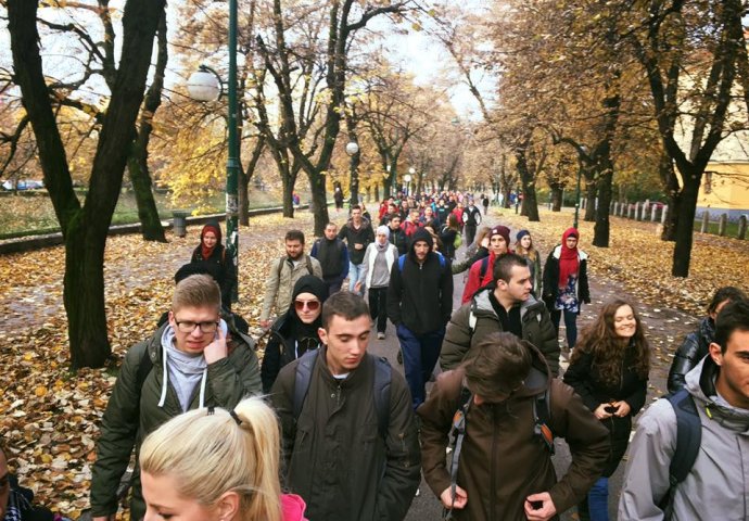 Više od 250 studenata krenulo na Trebević, u pohod posvećen nastradalim kolegicama Selmi i Editi