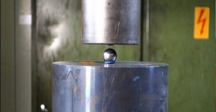 Hidraulična presa protiv metalne kuglice, ono što se dogodilo je apsurdno (VIDEO)