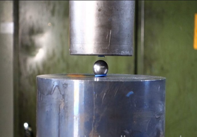 Hidraulična presa protiv metalne kuglice, ono što se dogodilo je apsurdno (VIDEO)