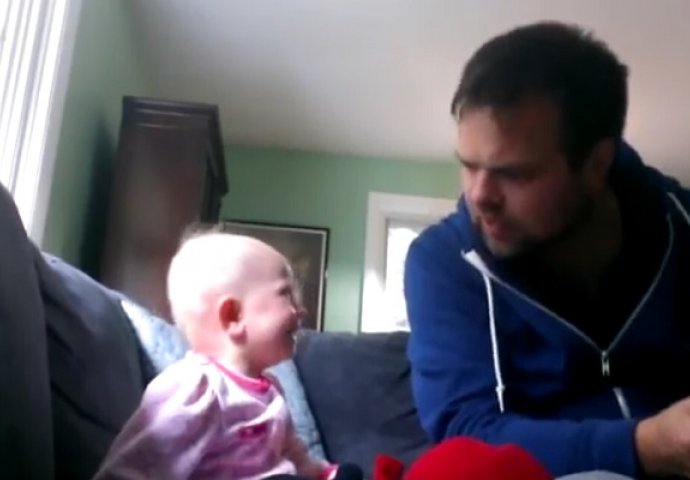 Morate čuti njegov glas: Ujak čita bajku, a beba se ne prestaje smijati (VIDEO)