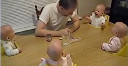 Preslatko: Tata sjedi za stolom sa svojim četvorkama, pogledajte šta su bebe uradile (VIDEO)