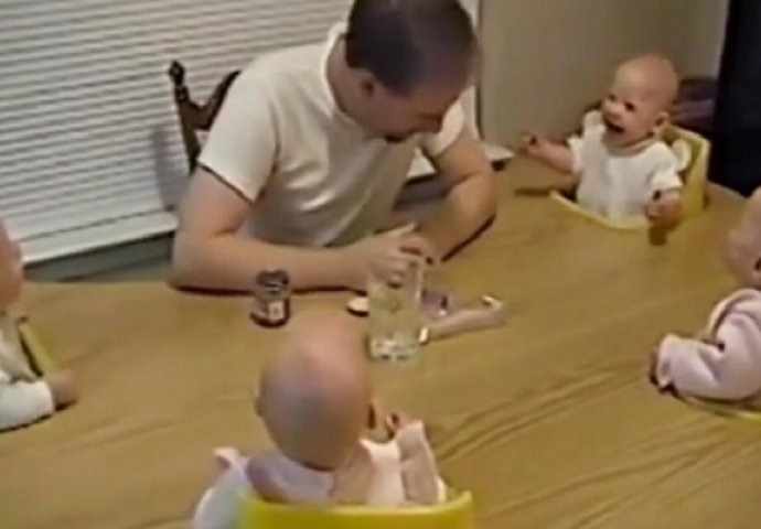 Preslatko: Tata sjedi za stolom sa svojim četvorkama, pogledajte šta su bebe uradile (VIDEO)