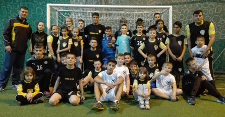 Oduševio mališane: Legendarni Čobo Janjuš odradio trening sa Školom fudbala "Respekt"