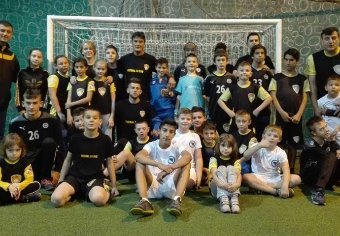 Oduševio mališane: Legendarni Čobo Janjuš odradio trening sa Školom fudbala "Respekt"