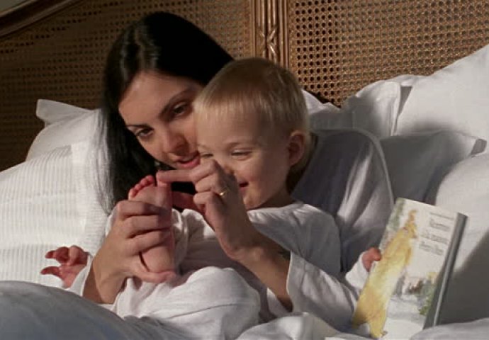 Ova majka na prvi pogled izgleda sretno dok vodi svoje dijete u školu, ali kada pogledate malo bliže nećete vjerovati svojim očima! 