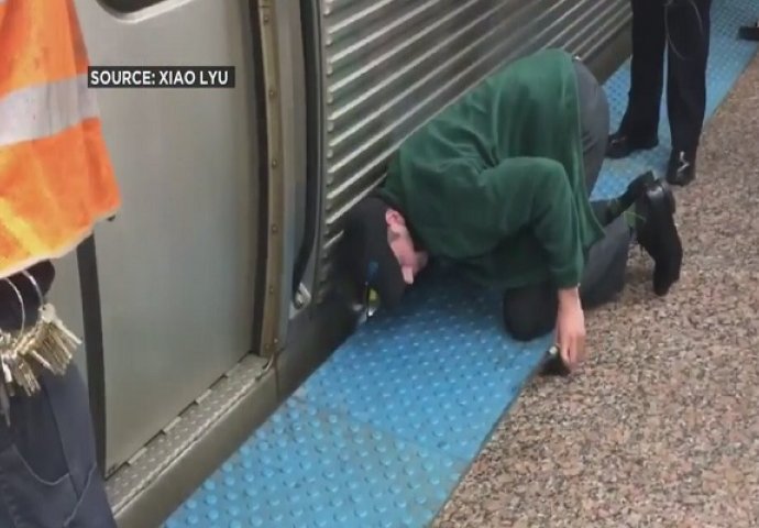 Kada je stavio ruku pod voz svima je zastao dah, ali ono što je izvukao je nestvarno (VIDEO)