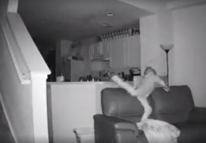 Tata je postavio video nadzor u dnevni boravak, a onda je usred noći uhvatio sina kako radi ovo (VIDEO)