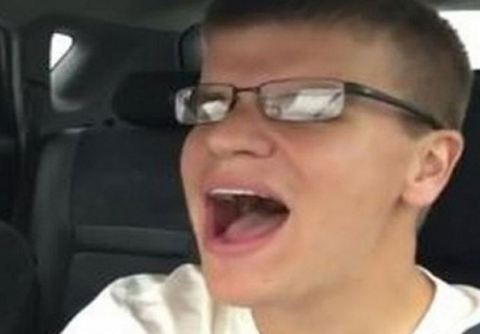 Mladić pjevao tokom vožnje, izgubio kontrolu nad vozilom i osvojio YouTube 