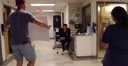 Muškarac je došao u posjetu prijatelju u bolnici: Kada vidite šta nosi, ganuti će vas do suza (VIDEO)