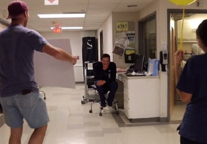 Muškarac je došao u posjetu prijatelju u bolnici: Kada vidite šta nosi, ganuti će vas do suza (VIDEO)