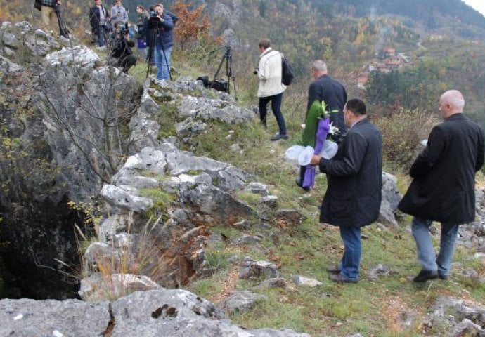 Potpredsjednik FBiH i predstavnik SPKD “Prosvjeta” odali počast žrtvama nastradalim na Kazanima