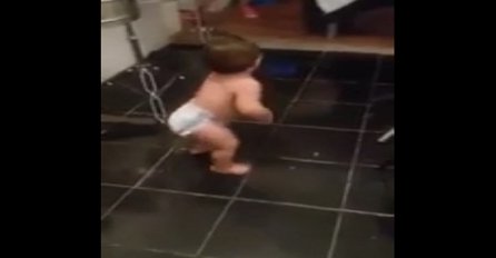 Počela je snimati bebu u kuhinji: Kada muzika počne, nema zaustavljanja (VIDEO)