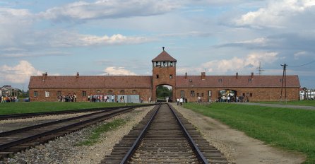 U Auschwitzu pronađen privjesak, mala drvena klompa