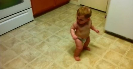 Mama je snimala svoju kćerku u kuhinji, a ono što je uslijedilo je milione ljudi ostavilo u čudu (VIDEO)