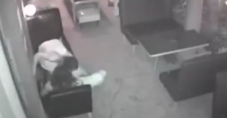 Kolegica je uhvatila na djelu: Konobarica nije mogla izdržati, pa 'zaskočila' gosta ispred restorana! (VIDEO)