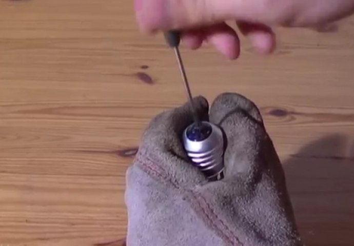 Uradi sam: Probušio je rupu na sijalici kako bi napravio genijalnu stvar (VIDEO)