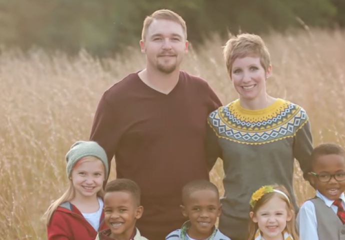 Ovaj par je usvojio troje djece:  Kada su komšije vidjele šta zapravo rade ostali su u šoku! 