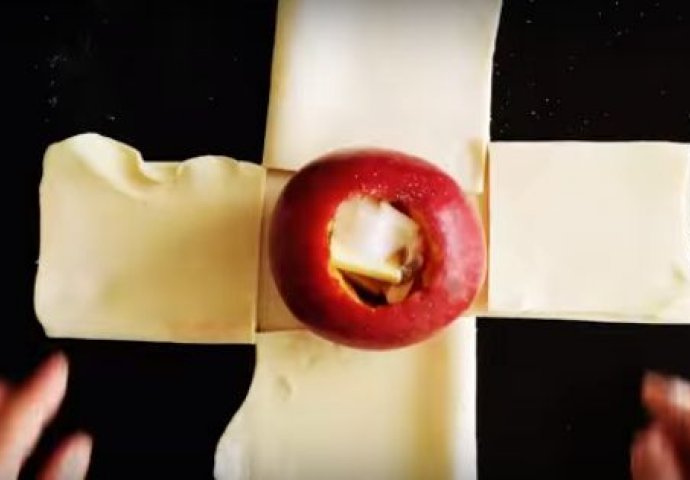 Isjekla je lisnato tijesto i stavila jabuku u sredinu: Na ovaj način je voće pretvorila u ukusan desert! (VIDEO) 