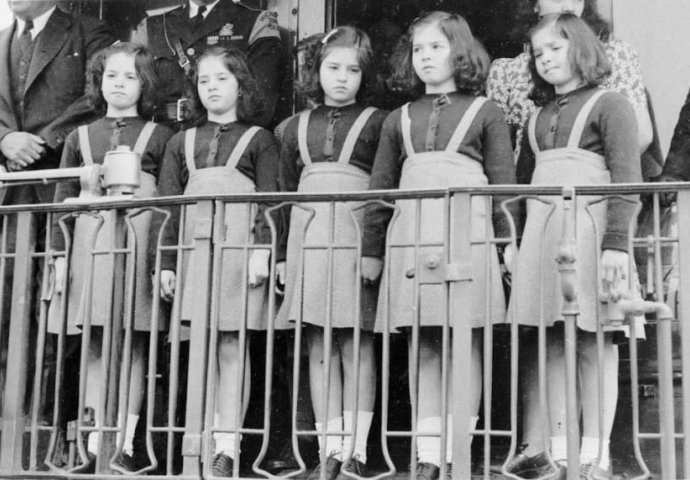 Vlada je ove djevojčice svaki dan tjerala da stoje ispred ograde: Nakon mnogo godina torture i mučenja svijet je saznao jezivu istinu o njima! 