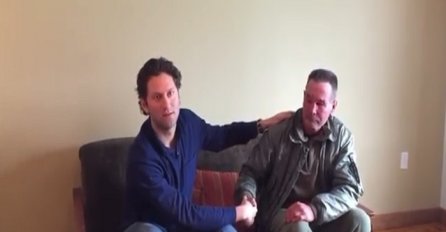 Beskućnik nije vidio svoju djecu čak 19 godina, a onda je njegov sin ušao u prostoriju (VIDEO)