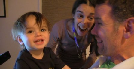 Čovjek koji boluje od ALS-a snimio srceparajući snimak za svog novorođenog sina (VIDEO)