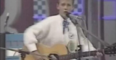 Danas svi znamo njegove pjesme, a evo kako je izgledao prvi nastup popularnog pjevača! (VIDEO)