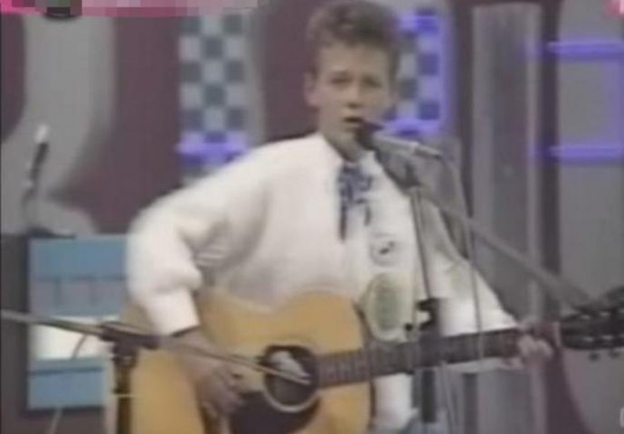 Danas svi znamo njegove pjesme, a evo kako je izgledao prvi nastup popularnog pjevača! (VIDEO)
