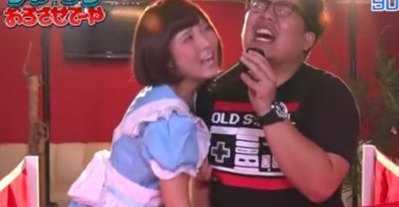 On pjeva karaoke iza paravana, a ona ga zadovoljava: Ovakav show još niste vidjeli! (VIDEO)