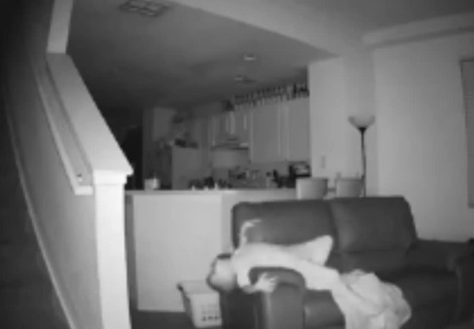 Mali bandit: Otac je postavio kameru u dnevnu sobu i zaprepastio se kad je vidio šta njegov sin radi! (VIDEO)