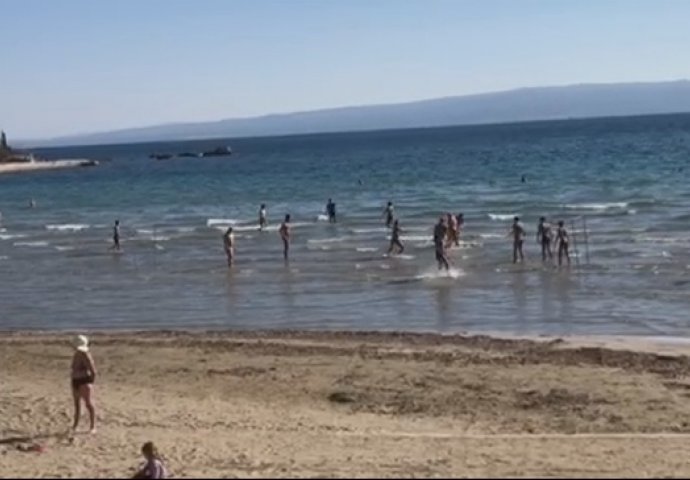 Split: Sunčanje, kupanje i picigen na Bačvicama okupanim suncem  [VIDEO]