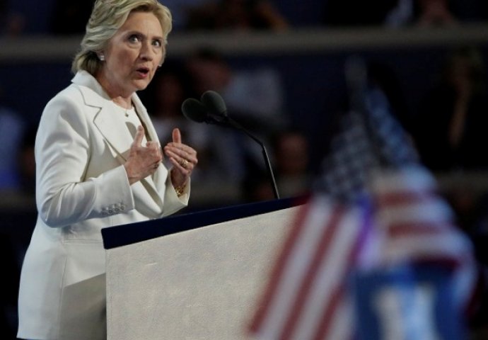 FBI: Analiza novih mailova ne mijenja odluku o Clinton