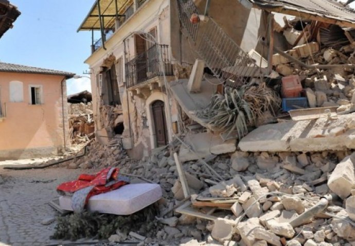 Stanovnici središnje Italije nakon jučerašnjeg potresa noć proveli u skloništima