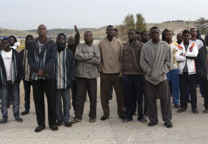 Oko 200 afričkih migranata nasilno, preskačući ogradu, ušli u Španiju