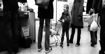 Dječak je tri puta kolicima udario čovjeka u supermarketu, njegova reakcija će vas šokirati (VIDEO)