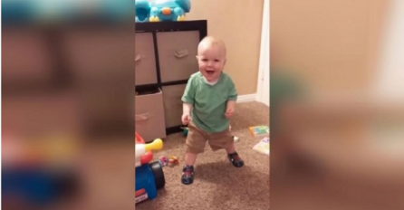 Napravio je svoje prve korake, a onda prsnuo u smijeh kada je primjetio ovo (VIDEO)