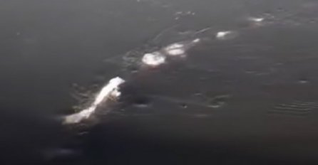 Niko ne zna šta je ovo: Snimao je ledenu rijeku, a onda je ugledao misterioznu neman kako ide prema njemu! (VIDEO)