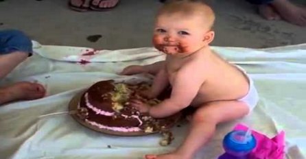 Beba koja jede prvu rođendansku tortu je najslađa stvar koju ćete vidjeti danas (VIDEO)