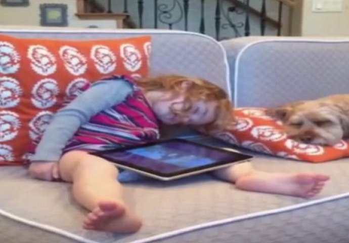 Djevojčica je zaspala na krevetu, a onda je njen pas odlučio da uradi najluđu stvar (VIDEO)