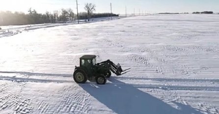 Farmer je sjeo u traktor i krenuo da se voza po snijegu: Kada se kamera udaljila, ostali smo bez daha 