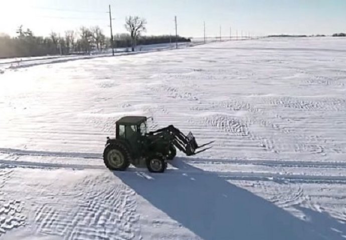 Farmer je sjeo u traktor i krenuo da se voza po snijegu: Kada se kamera udaljila, ostali smo bez daha 