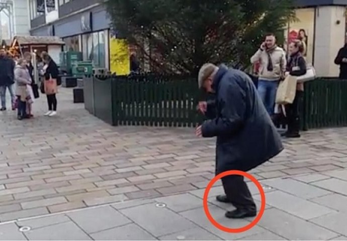 Prolaznici su buljili u ovog starca, on je stao kraj uličnog muzičara i uradio legendarnu stvar (VIDEO)