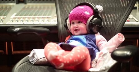 Beba je čula omiljenu pjesmu, a njezina reakcija će vam uljepšati dan (VIDEO)