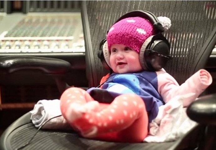Beba je čula omiljenu pjesmu, a njezina reakcija će vam uljepšati dan (VIDEO)